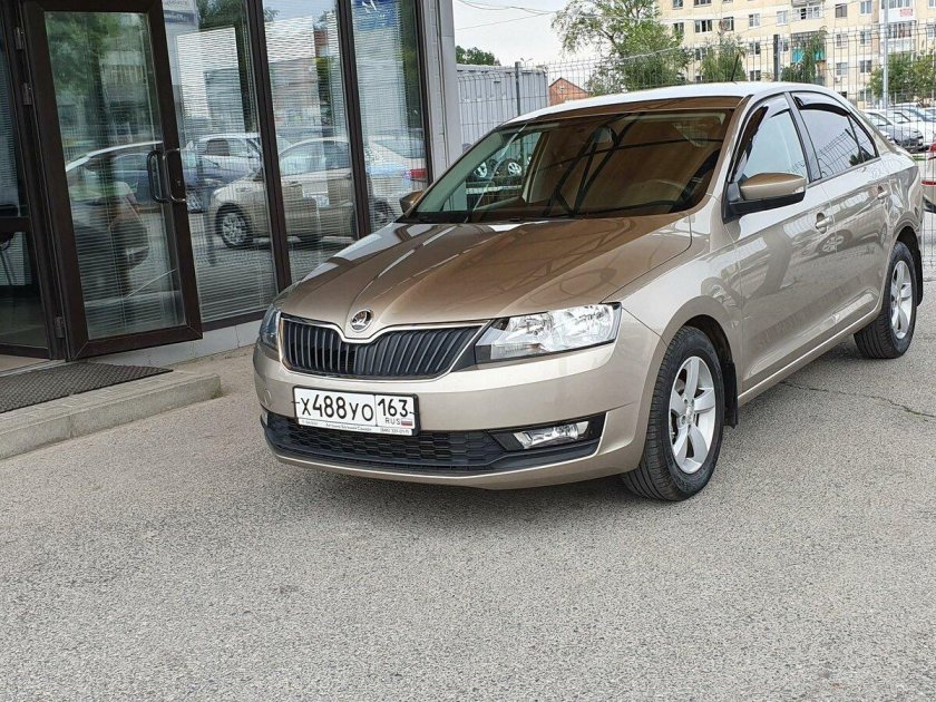 Шкода Рапид золотистый