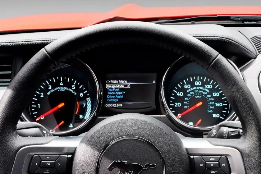 Ford Mustang 2015 приборка
