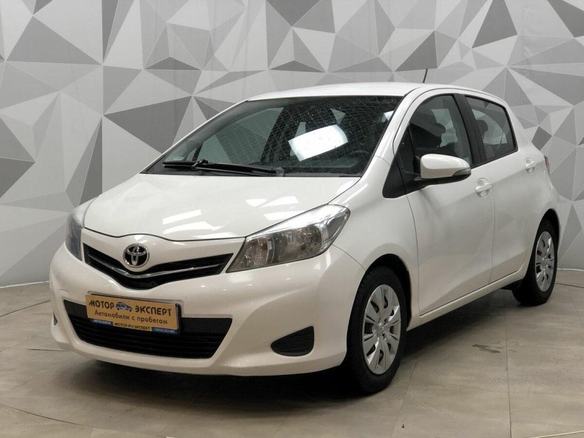 Тойота Ярис 2013 года