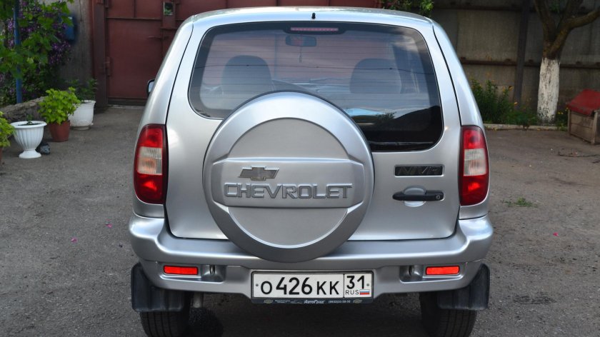 Нива Шевроле 2005 сзади