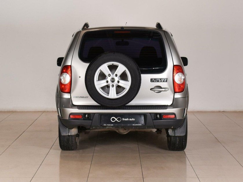 Нива Шевроле вид сзади