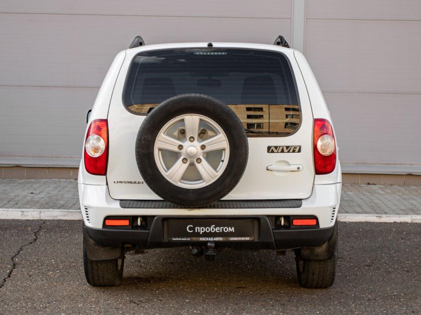 Белая шевроле нива