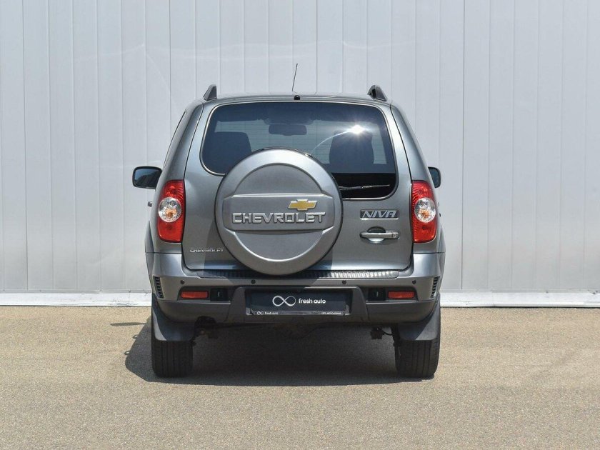 Нива Шевроле вид сзади