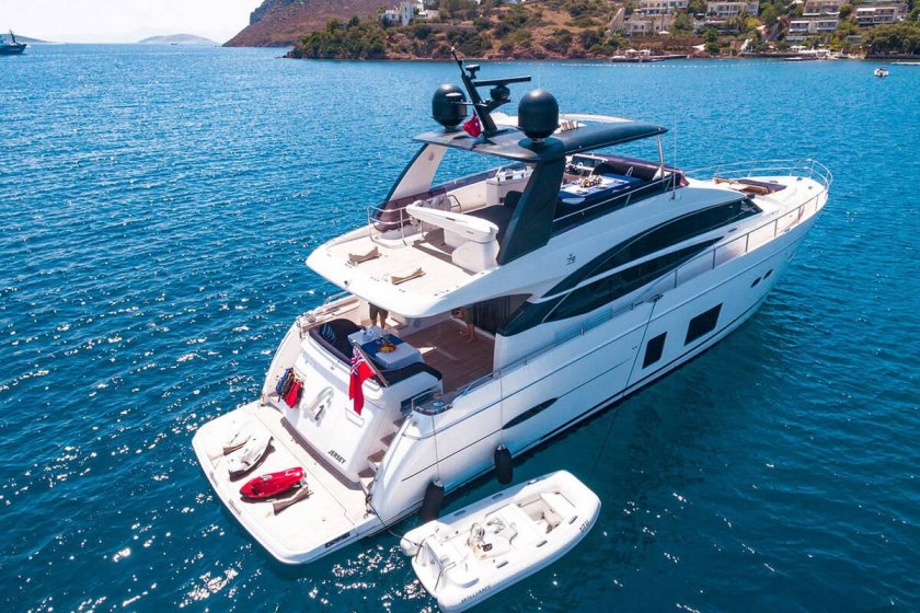 Яхта Princess y72