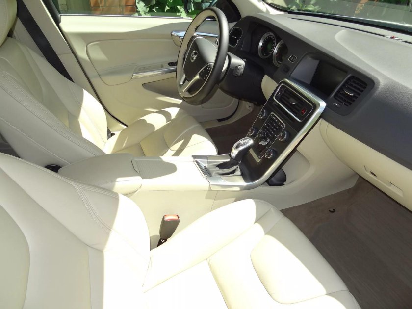 Volvo s60 белый салон