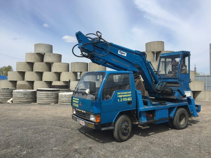 Японский автоэкскаватор