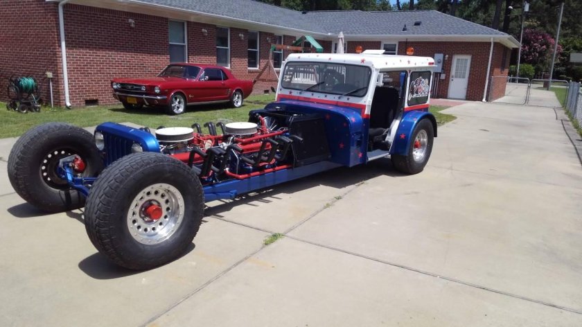 Двухмоторный автомобиль