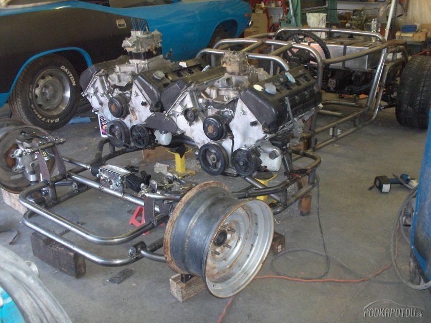 Двухмоторный автомобиль