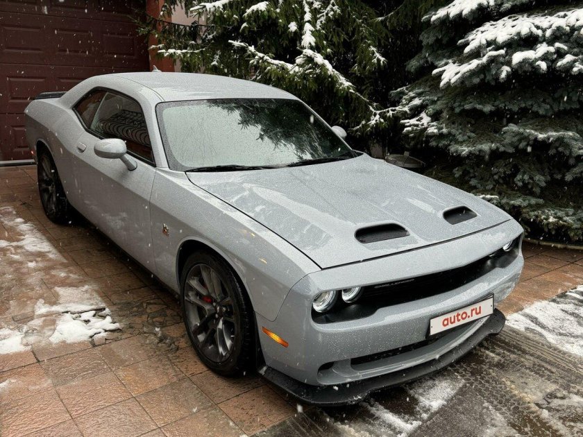 Серый додж челленджер