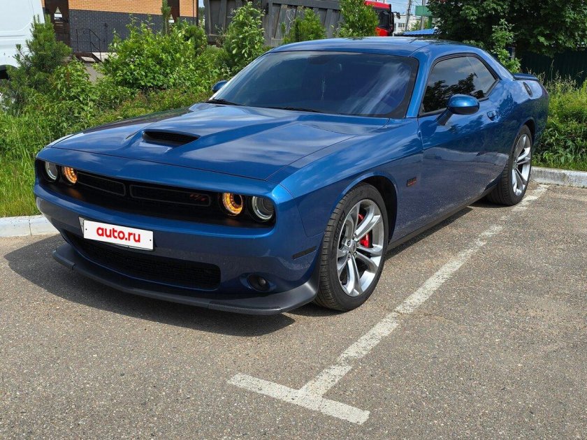 Синий додж челленджер