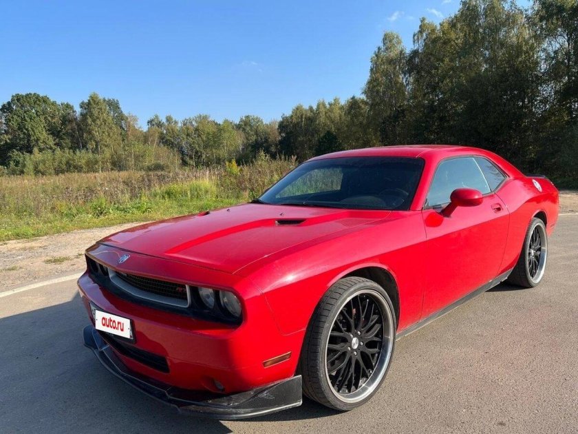 Красный додж челленджер