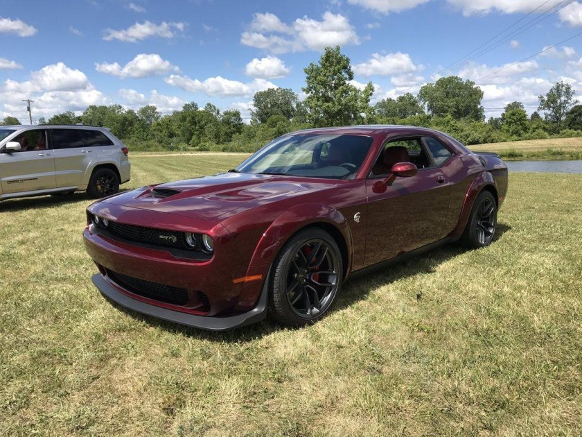 Додж Челленджер красный