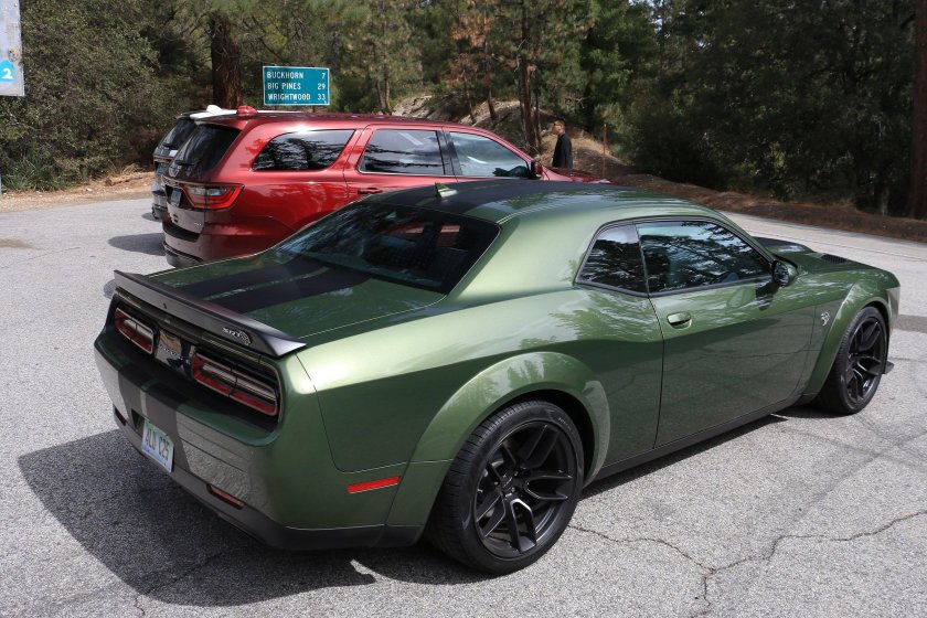 Dodge Challenger Hellcat зеленый