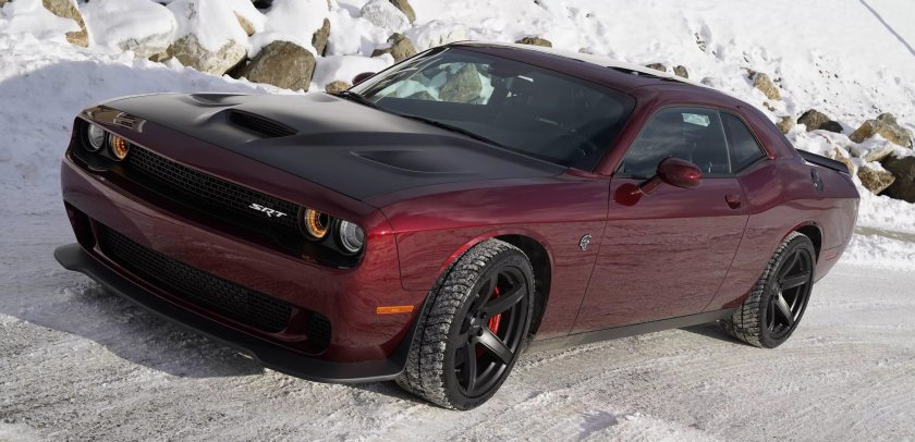 Додж Челленджер черный красный