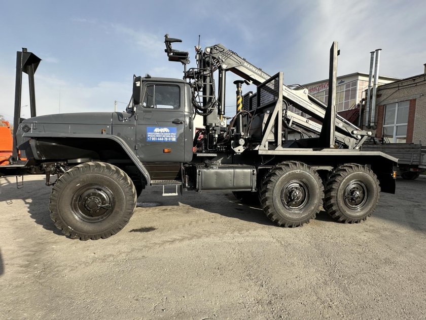 Урал лесовоз с манипулятором