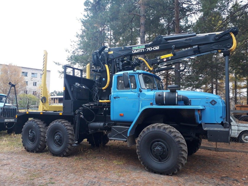Урал 5557 лесовоз