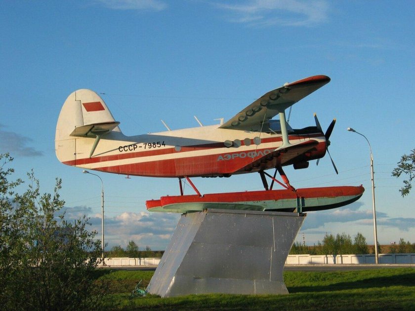 Памятник самолет нижневартовск