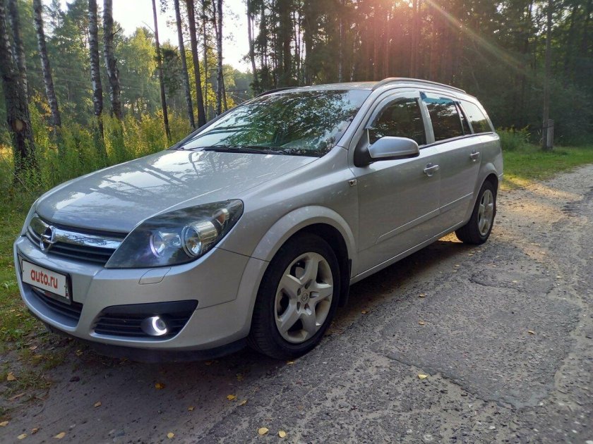 Опель Астра универсал серебристый