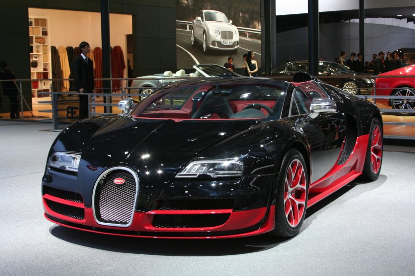 Бугатти красная