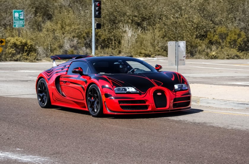 Бугатти Вейрон красно черная