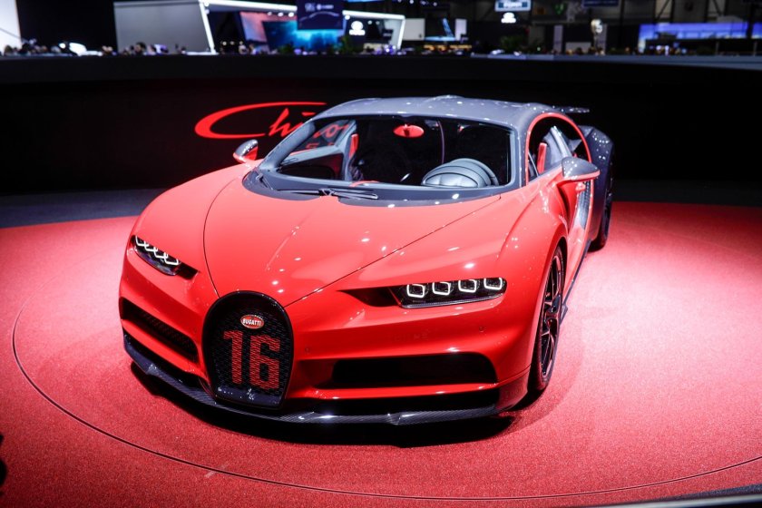 Бугатти ЧИРОН красная