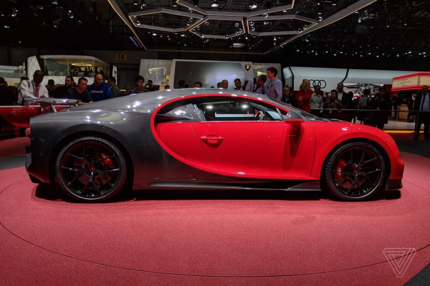 Бугатти ЧИРОН красная