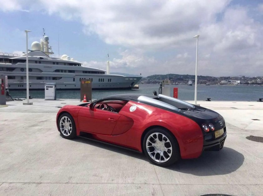 Bugatti Veyron красный