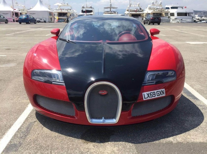 Bugatti Veyron красный