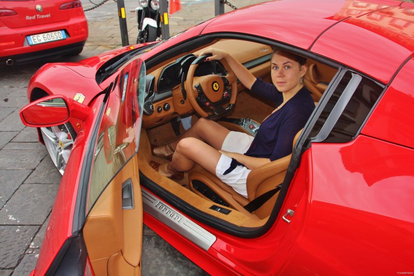 Девушка за рулем Феррари