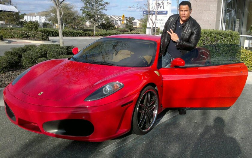 Мужчина на Феррари