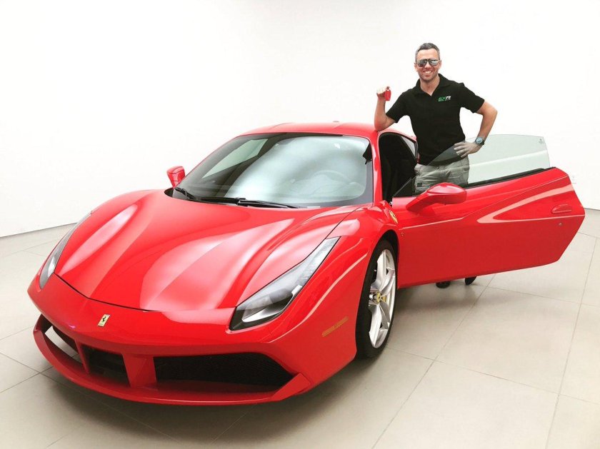 Мужчина на Феррари