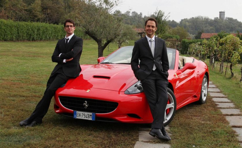 Мужчина сидит на Феррари