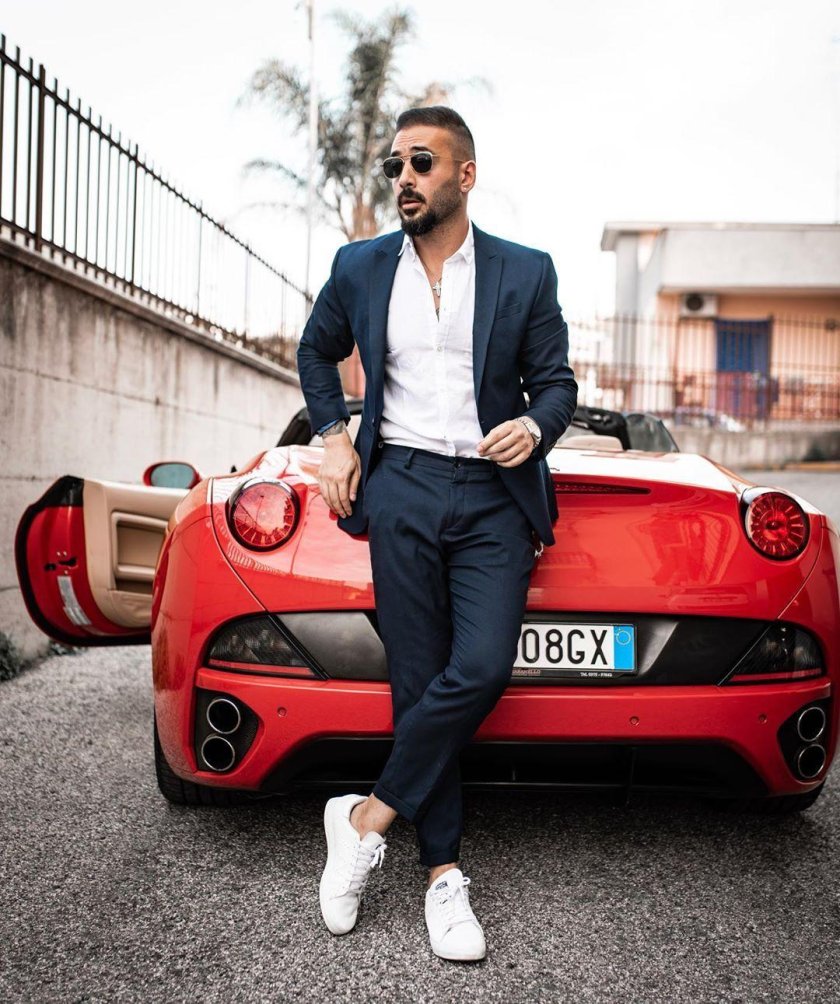 Мужчина в костюме на Феррари