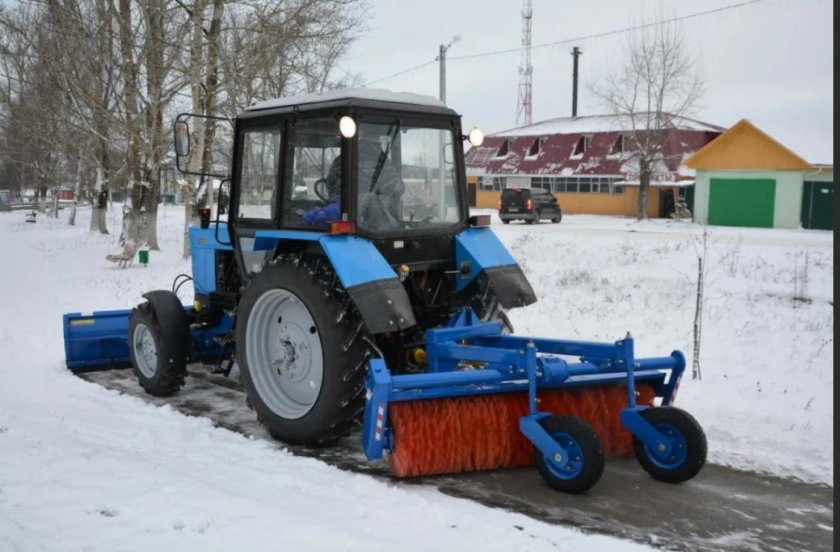 Трактор МТЗ 82.1 С отвалом и щеткой