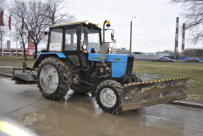 Трактор МТЗ 82.1 С отвалом и щеткой