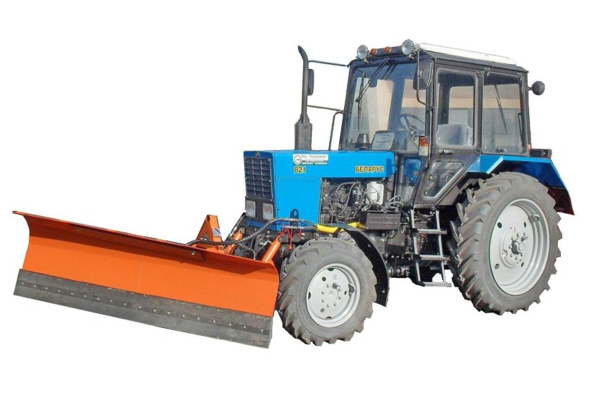 Трактор МТЗ Беларус 82.1 с коммунальным отвалом и щеткой