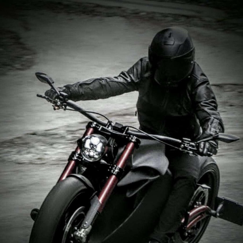 Брутальный мотоциклист