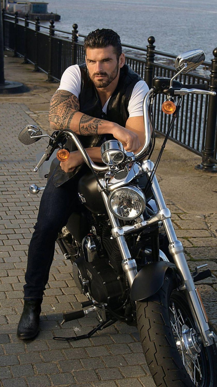 Мужчина на мотоцикле