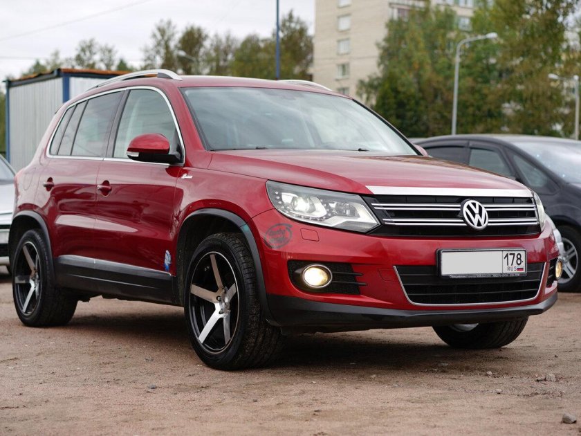 Фольксваген Тигуан красный