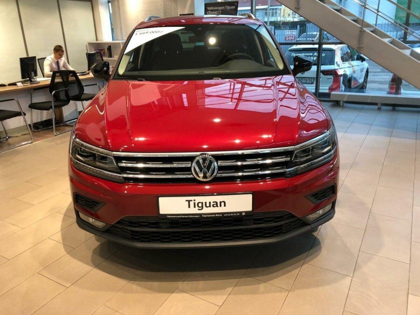 Красный Фольксваген Тигуан 2019