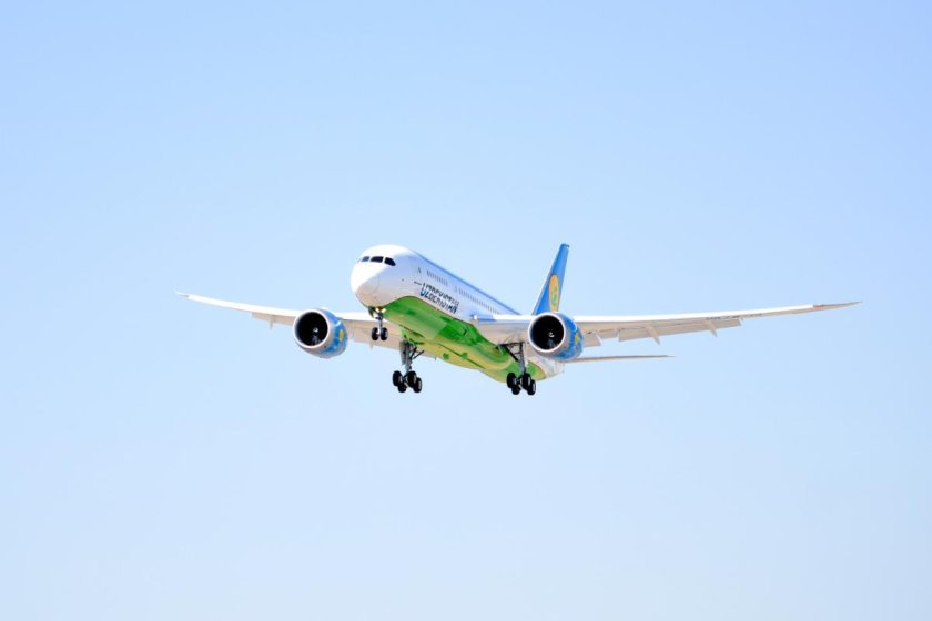 Самолет Uzbekistan Airways