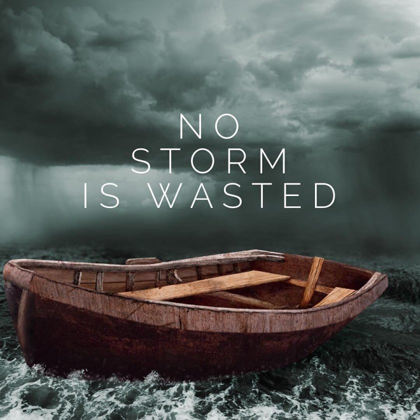 Лодка в море шторм