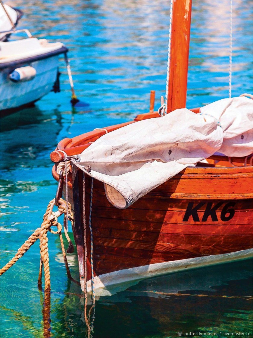 Коричневая лодка