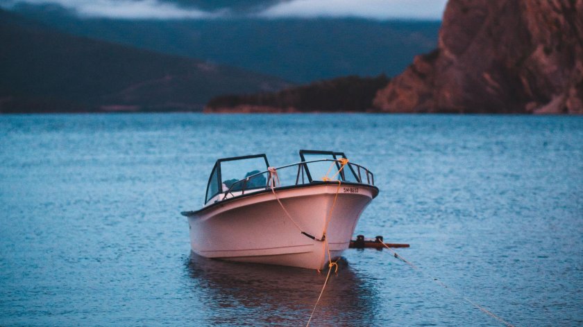Лодка в море