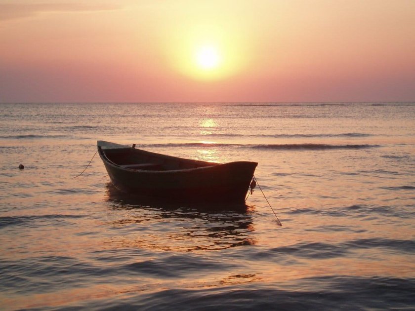 Лодка в море