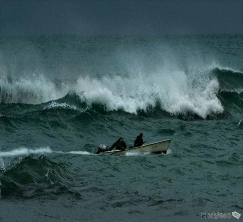 Лодка в шторм