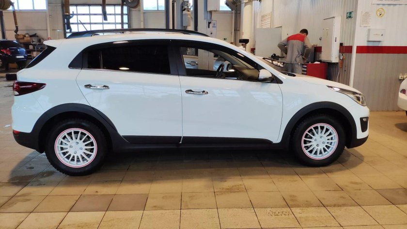 Киа Рио х-лайн белая