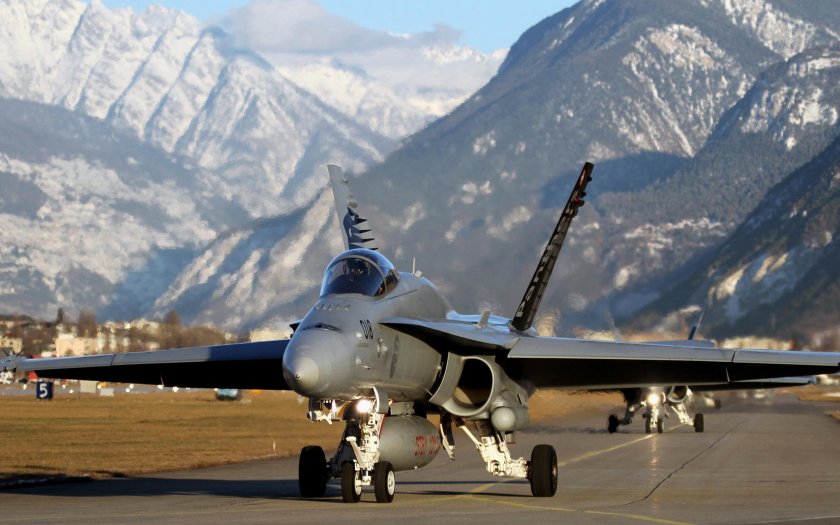 Хорнет самолет