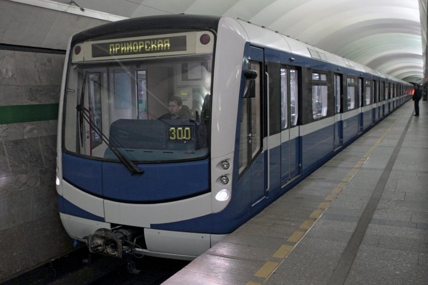 Метропоезд Нева зеленый