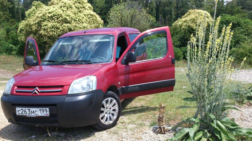 Ситроен Берлинго красный